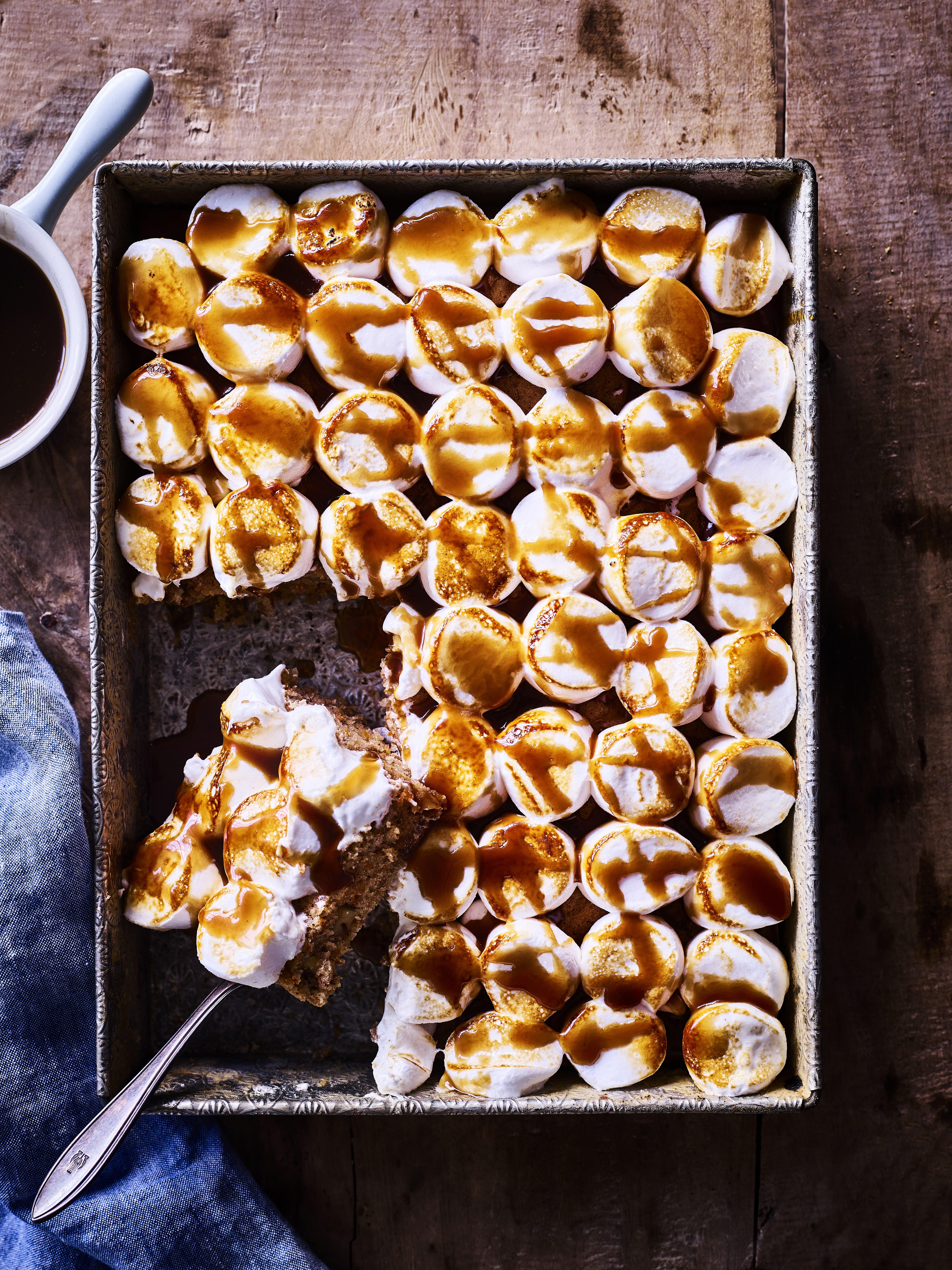 Carrot cake-plaattaart met marshmallows en gezouten karamel